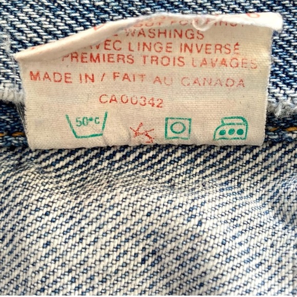 Vintage Levi’s medium-wash denim jacket with a leather collar. 💙 - Picture 7 of 9